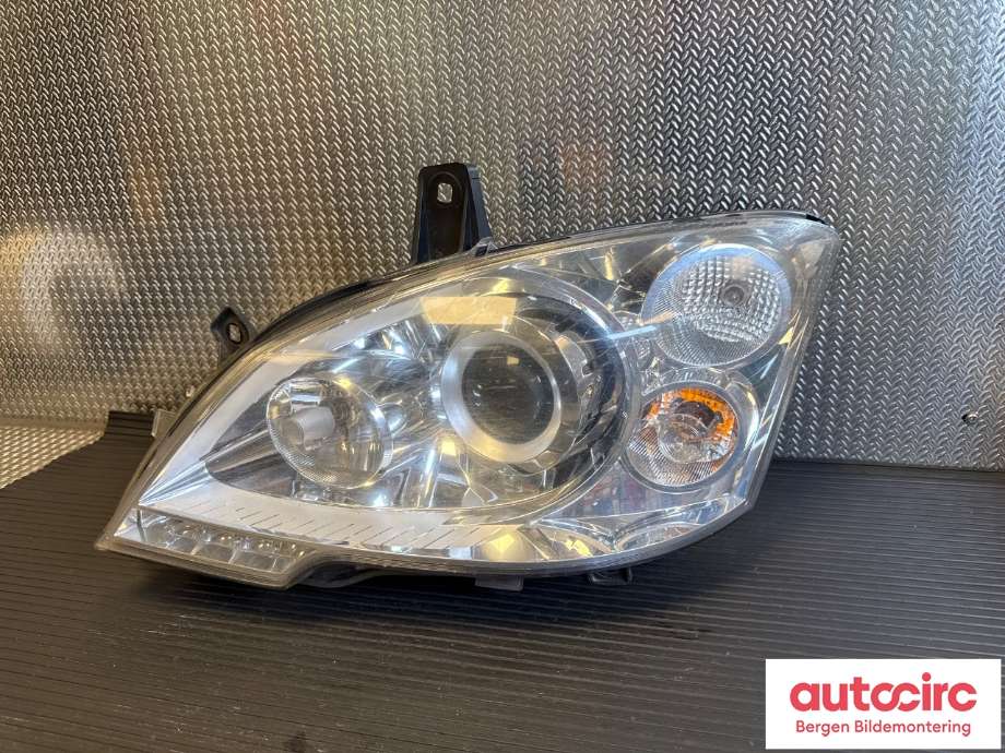 Frontlykt venstre halogen til Mercedes Vito/Viano, 2010-2014 (Fase 2) (W639) (W639) (A 639 820 28 61)