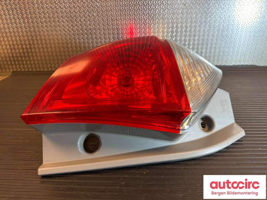 Baklykt venstre til Toyota Verso-S 2011-2015 (COMBI) (COMBI) (8156152730|)