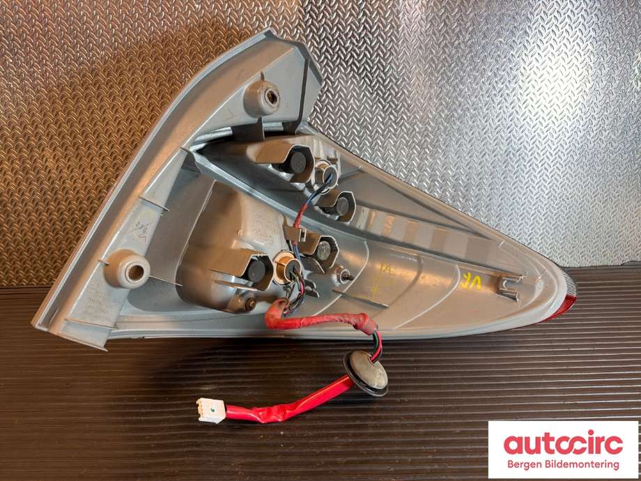 Baklykt venstre til Toyota Verso-S 2011-2015 (COMBI) (COMBI) (8156152730|)
