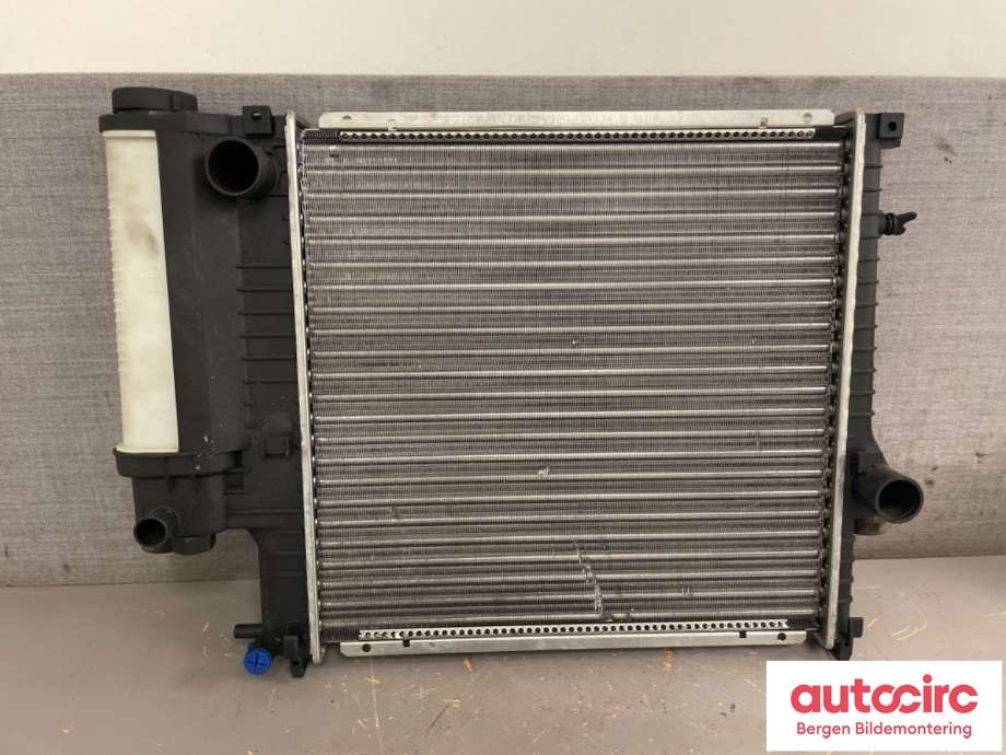 Radiator (manuell gir) til BMW Z3 1996-2002 (E36/8 & E36/8) (E36/8 & E36/8) (BMW|17 11 1 728 907|)