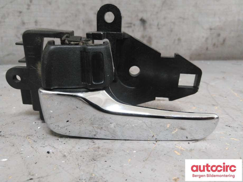Dørhåndtak inv venst foran til Mitsubishi Outlander 2010-2012 (Type II, Fase 2) (MITSUBISHI|7221B533||MN105359)