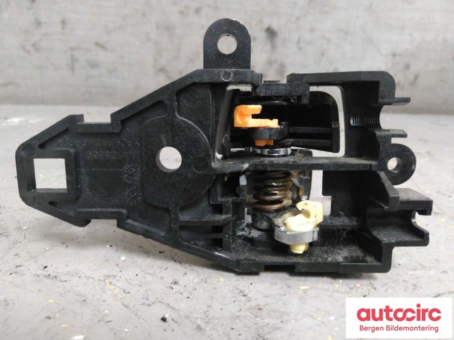 Dørhåndtak inv venst foran til Mitsubishi Outlander 2010-2012 (Type II, Fase 2) (MITSUBISHI|7221B533||MN105359)