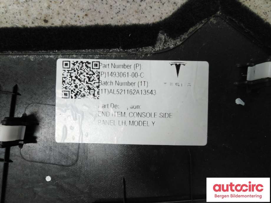 Innredning diverse til Tesla Model Y 2021-2024 (Type I)  (P1493061-00-C|)