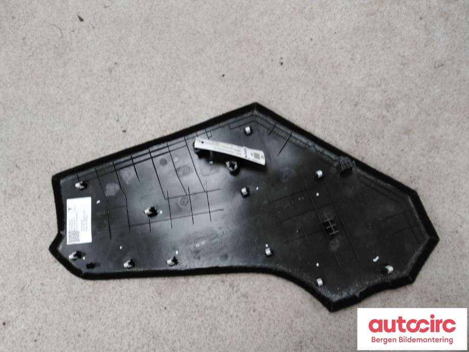 Innredning diverse til Tesla Model Y 2021-2024 (Type I)  (P1493062-00-C|)