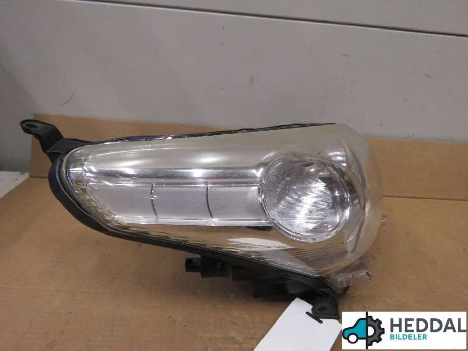 Frontlykt høyre halogen til Toyota Urban Cruiser 2009-2014  (8113052C10|)