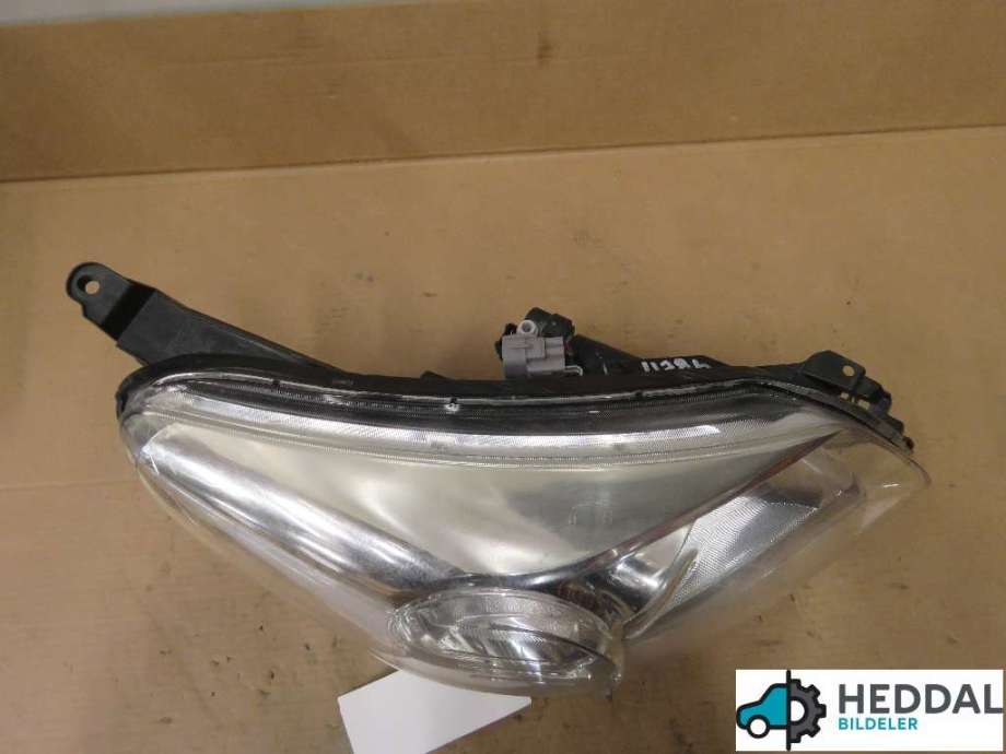 Frontlykt høyre halogen til Toyota Urban Cruiser 2009-2014  (8113052C10|)