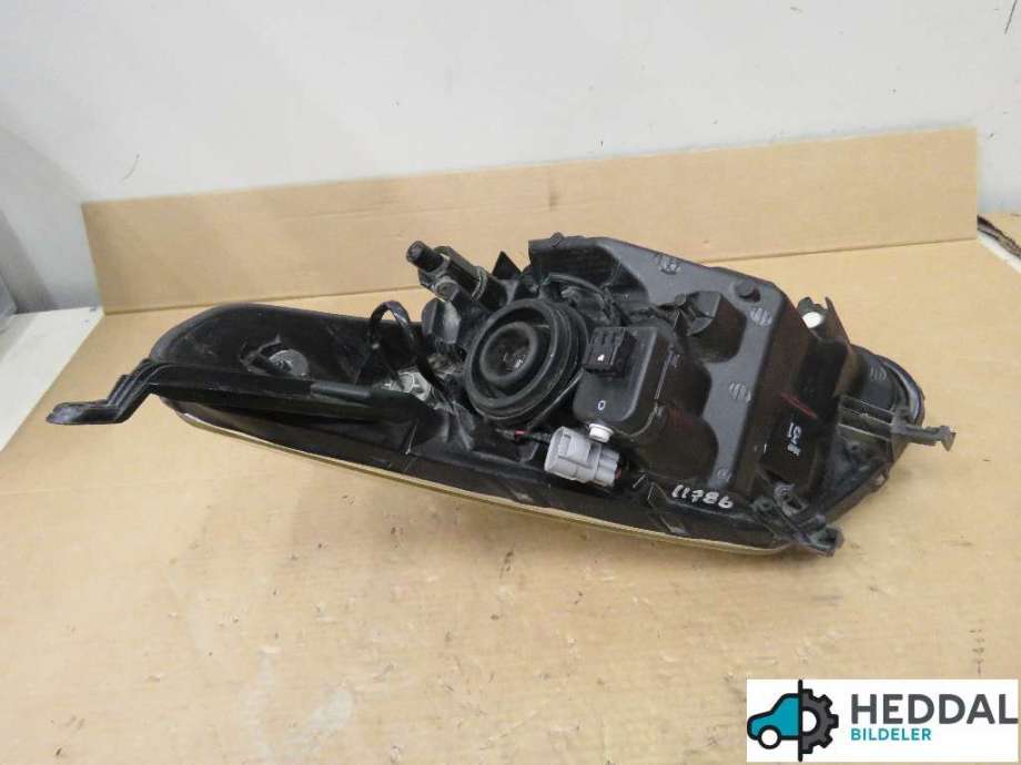 Frontlykt høyre halogen til Toyota Urban Cruiser 2009-2014  (8113052C10|)