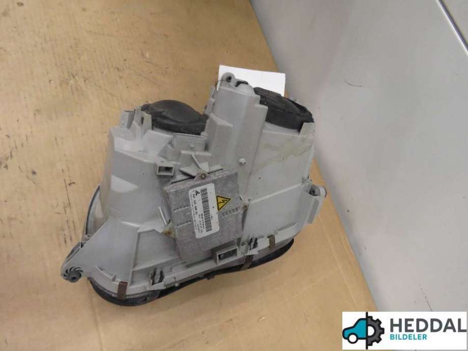 Frontlykt høyre xenon til Mercedes C-Klasse 2004-2007 (Fase 2) (W203) (W203) (MERCEDES|A 203 820 38 61|)
