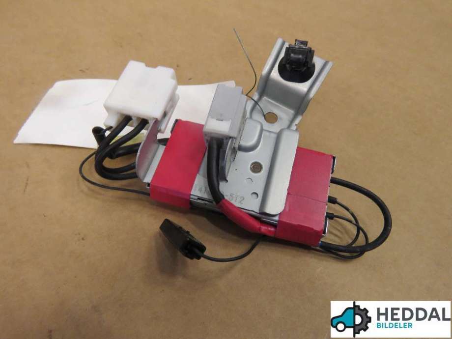 Antenne forsterker til Toyota Land Cruiser 150 2014-->> (Fase 2)  (TOYOTA|86300-60650|)