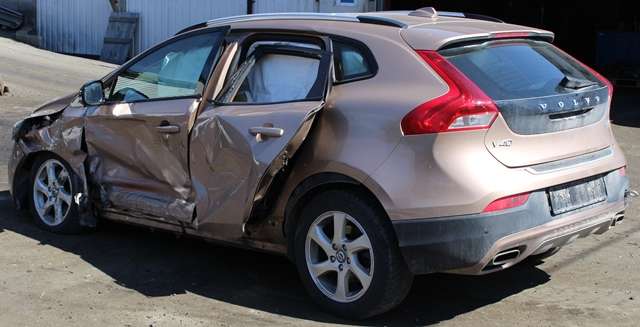 Volvo V40 2012-2019 , Motorkode: D 4162 T, Girkassekode: 