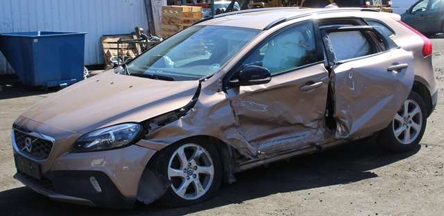 Volvo V40 2012-2019 , Motorkode: D 4162 T, Girkassekode: 