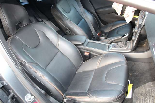 Volvo V40 2012-2019 , Motorkode: D 4162 T, Girkassekode: 