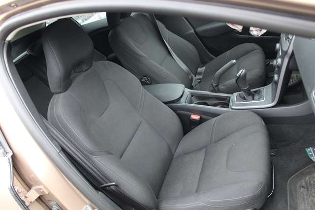 Volvo V40 2012-2019 , Motorkode: D 4162 T, Girkassekode: 
