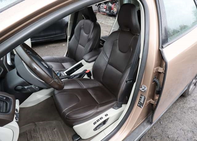 Volvo V40 2012-2019 , Motorkode: D 4162 T, Girkassekode: 