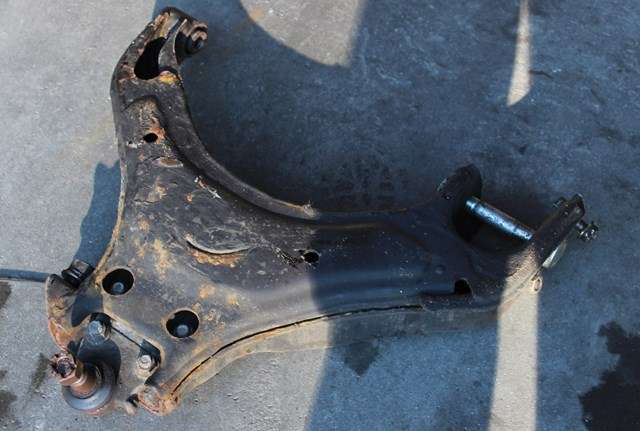 Bærebru høyre foran nedre til Isuzu D-Max, 2007-2012 (Type I)  
