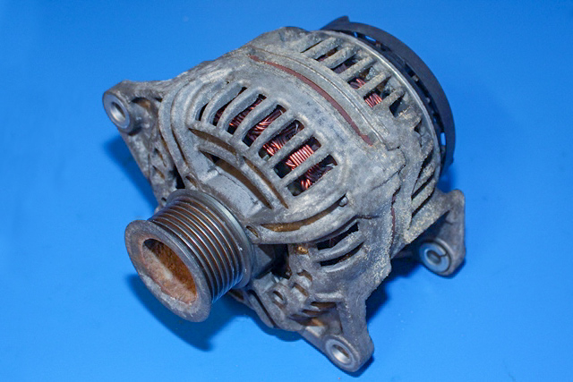 Dynamo diesel til Iveco Daily 2006-2011 (Type IV) (BOSCH|0 124 525 020|504009978. 14 VOLT - 140 AMP|)