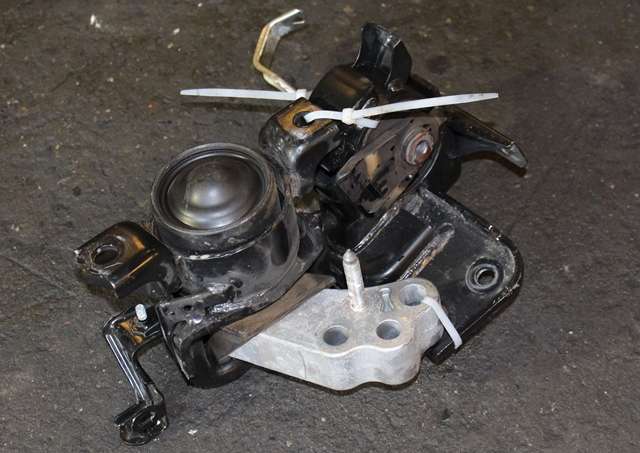 Motorfeste til Toyota RAV4, 2013-2015 (Type IV, Fase 1)  