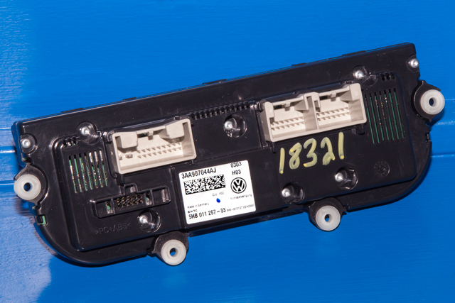 Varmeapparat betjening til VW Touran 2010-2015 (Type I, Fase 3) (HELLA|5HB 011 257-33|3AA 907 044 AJ|)
