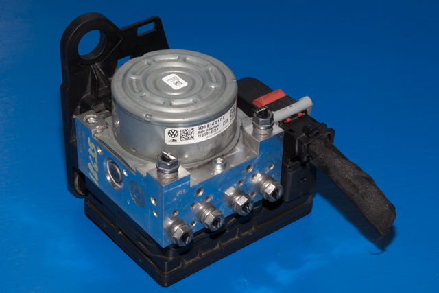 ABS sentral til VW Golf VII, 2012-2017 (Fase 1)  (VAG|5Q0 614 517 T)