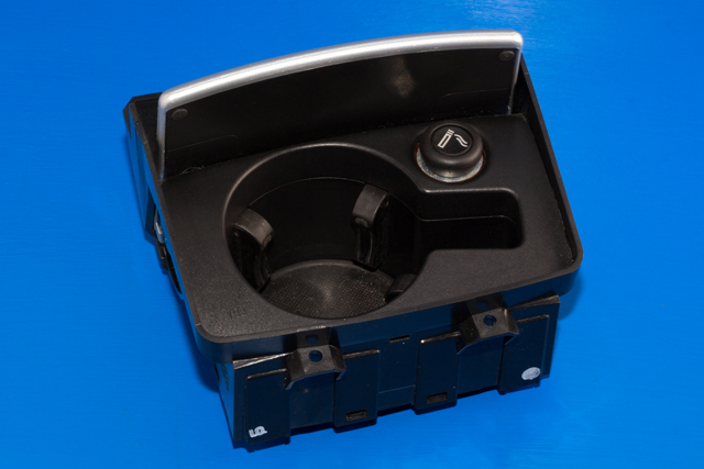 Dashbord koppholder til Audi A6, 2008-2011 (Type III, Fase 2) (C6) (C6) (VAG|4F1 862 533 C)