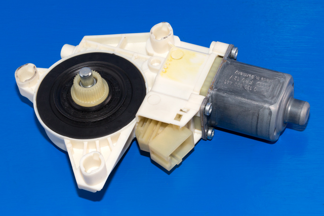 Ruteheis, kun motor, venstre foran til Mercedes C-Klasse 2007-2011 (Fase 1) (W204) (W204) (BOSCH|0 130 822 441|A 204 820 01 42|)