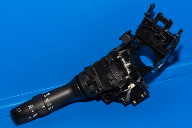 Bryter blink til Toyota RAV4 2006-2009 (Type III, Fase 1) (TOYOTA|42100-17F220|)