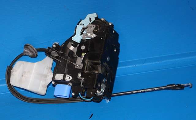 Låsekasse høyre foran til VW Caddy, 2010-2015 (Type III, Fase 2)  (VAG|3D1 837 016 AQ)