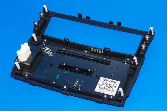 Bilstereo betjeningspanel til Mitsubishi Pajero 2007-2016 (Type IV, Fase 1) (MITSUBISHI|8002A256|)