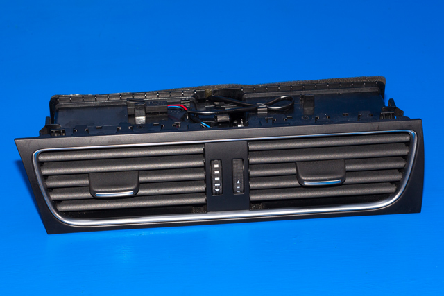 Dashbord friskluftdyse midtkonsoll til Audi A4, 2007-2014 (Type IV) (B8) (B8) (VAG|8T1 820 951 C)