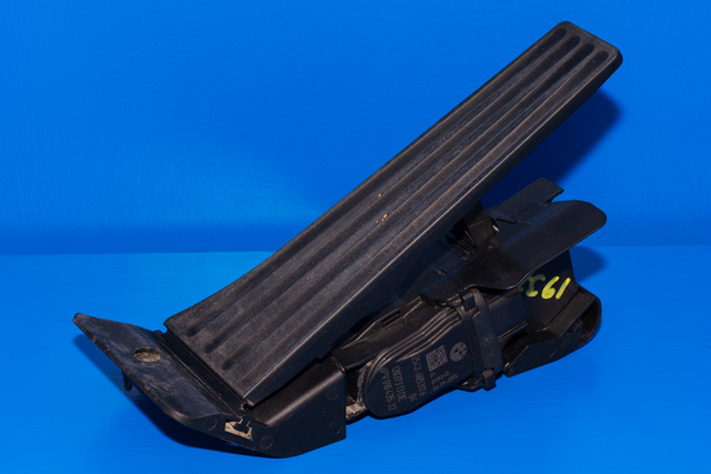 Pedal gass til BMW i3 2013-2022 (HELLA|6PV 010 435-32|35.42-6 853 176|)