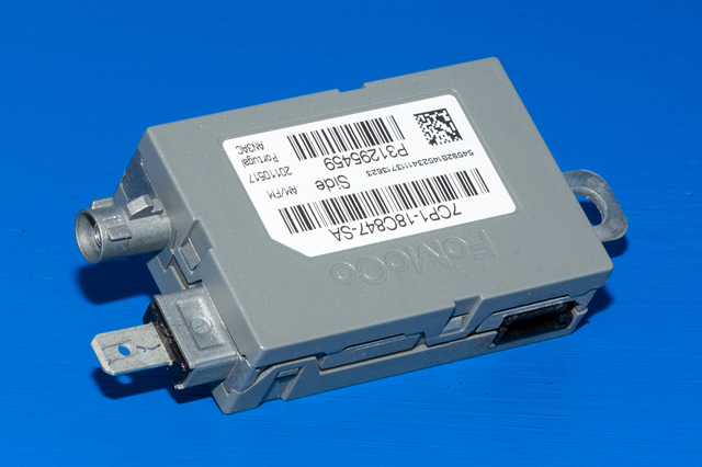 Antenne forsterker til Ford Mondeo, 2011-2014 (Type IV, Fase 2)  (FORD|7CP1-18C847-SA)