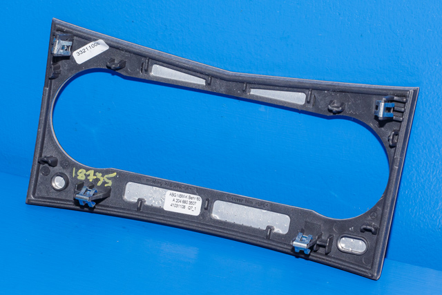 Dashbord diverse til Mercedes C-Klasse 2007-2011 (Fase 1) (W204) (W204) (MERCEDES|A 204 680 35 07|)
