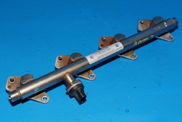 Dyseskinne (fuelrail) til Mercedes B-Klasse, 2011-2018 (W246) (W246) (MERCEDES|A 270 070 15 95)
