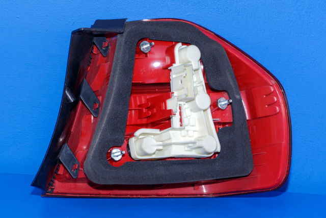 Baklykt venstre ytre til BMW 3-Serie 2005-2011 (E90/E91/E92/E93) (E90/E91/E92/E93) (BMW|6 937 457|)