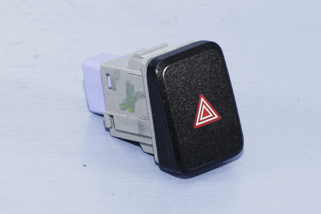 Bryter nødblink til Toyota Auris, 2013-2015 (Type II, Fase 1) (TOYOTA|84332-02180)