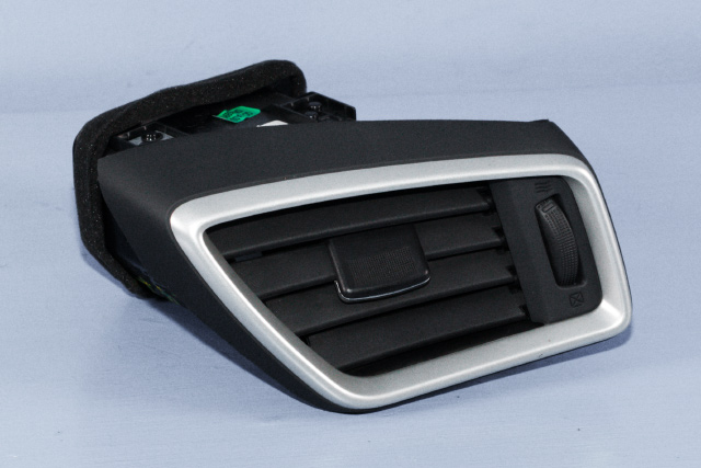 Dashbord friskluftdyse høyre til Nissan Qashqai, 2014-2021 (Type II) (NISSAN|68760-4EH0A)