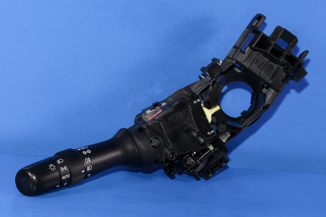 Bryter blink til Toyota Avensis, 2009-2015 (Type III, Fase 1)  (TOYOTA|15190-17F373)
