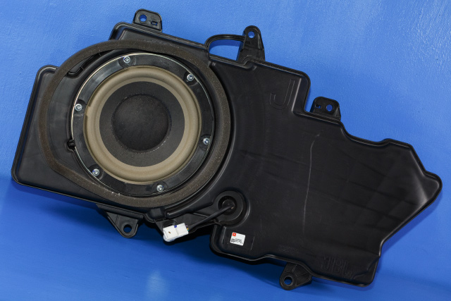Bilstereo sub-woofer til Toyota Land Cruiser 150, 2014-->> (Fase 2) (TOYOTA|86150-0W240)
