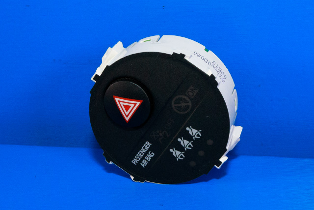 Bryter nødblink til Toyota Yaris 2012-2014 (Type III, Fase 1) (TOYOTA|83950-0D080|)