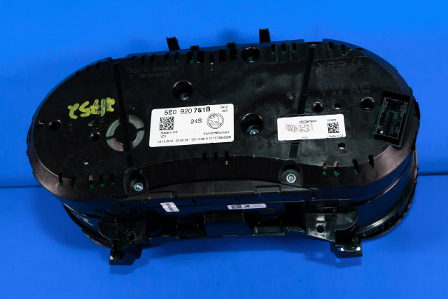 Instrumentpanel til Škoda Octavia 2013-2016 (Type III, Fase 1)  (VAG|5E0 920 751 B|)