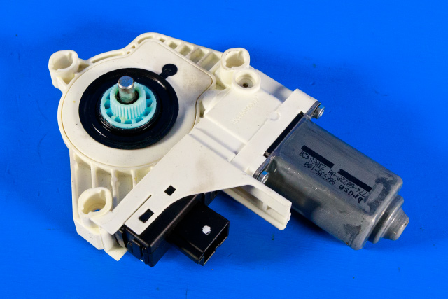 Ruteheis, kun motor, venstre foran til Audi A4 2007-2014 (Type IV) (B8) (B8) (VAG|8K0 959 801|)