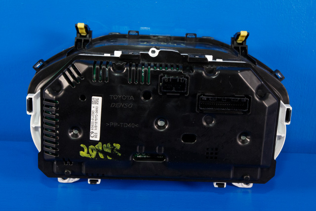 Instrumentpanel til Toyota Yaris 2014-2020 (Type III, Fase 2)  (DENSO|157570-3950|83800-0UC90|)