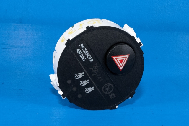 Bryter nødblink til Toyota Yaris, 2012-2014 (Type III, Fase 1)  (TOYOTA|83950-0D080)