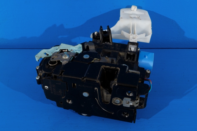 Låsekasse venstre foran til VW Caddy, 2010-2015 (Type III, Fase 2)  (VAG|3D1 837 015 AS)