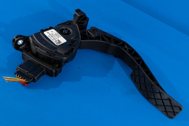 Pedal gass til Toyota Land Cruiser 120 2002-2009 (HELLA|6PV 009 505-00|8K1 721 523|)