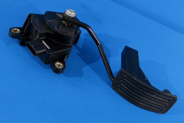 Pedal gass til Nissan Qashqai, 2007-2010 (Type I, Fase 1)  (NISSAN|1698B-10945)