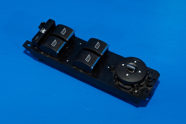 Bryter ruteheis førerdørspanel til Ford Focus, 2011-2014 (Type III, Fase 1)  (FORD|AM5T-14A132-CA)
