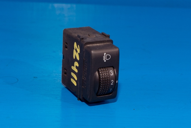 Bryter diverse til Nissan Navara 2010-2015 (Fase 2) (D40) (D40) (NISSAN|25190-5X00A|)