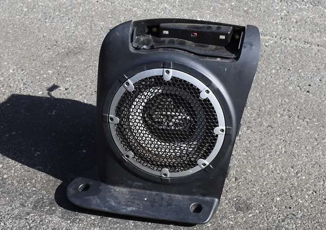 Bilstereo sub-woofer til Mitsubishi Outlander, 2007-2010 (Type II, Fase 1)  (ROCKFORD|8720A012)