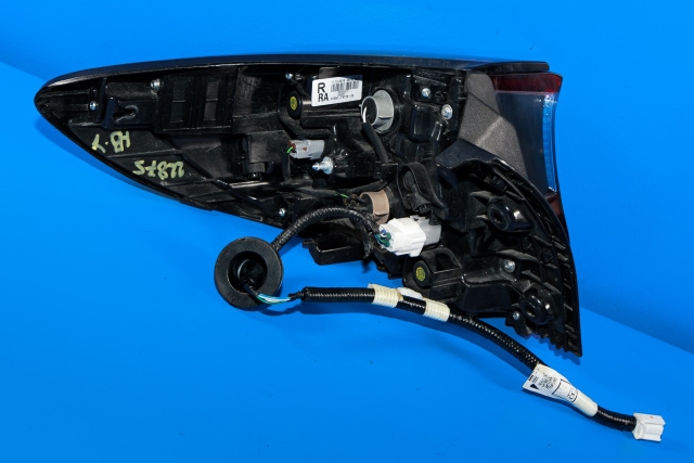 Baklykt høyre ytre til Toyota C-HR 2016-->>  (TOYOTA|81550-F4120|)